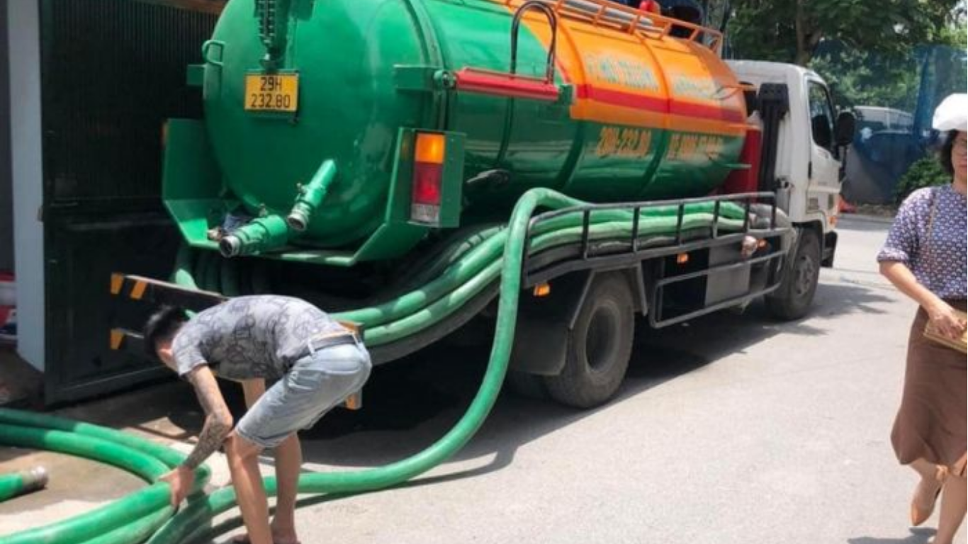 Hút hầm cầu xã Lương Hòa xử lý nghẹt nhanh trước khi trào ngược