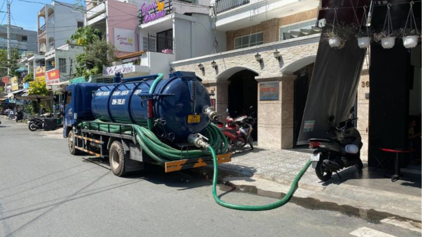 Hút hầm cầu xã Lương Hòa xử lý nghẹt nhanh trước khi trào ngược