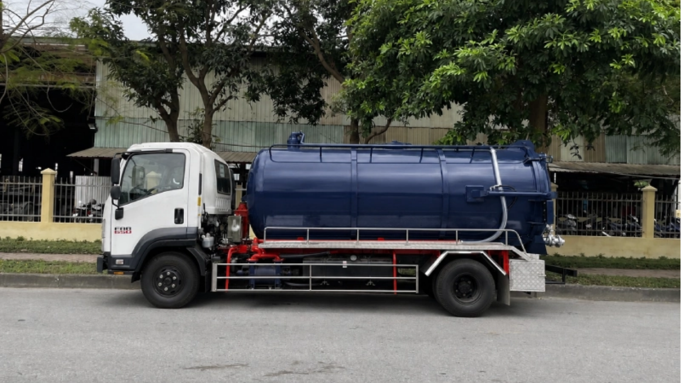 Hút hầm cầu xã Lương Hòa xử lý nghẹt nhanh trước khi trào ngược