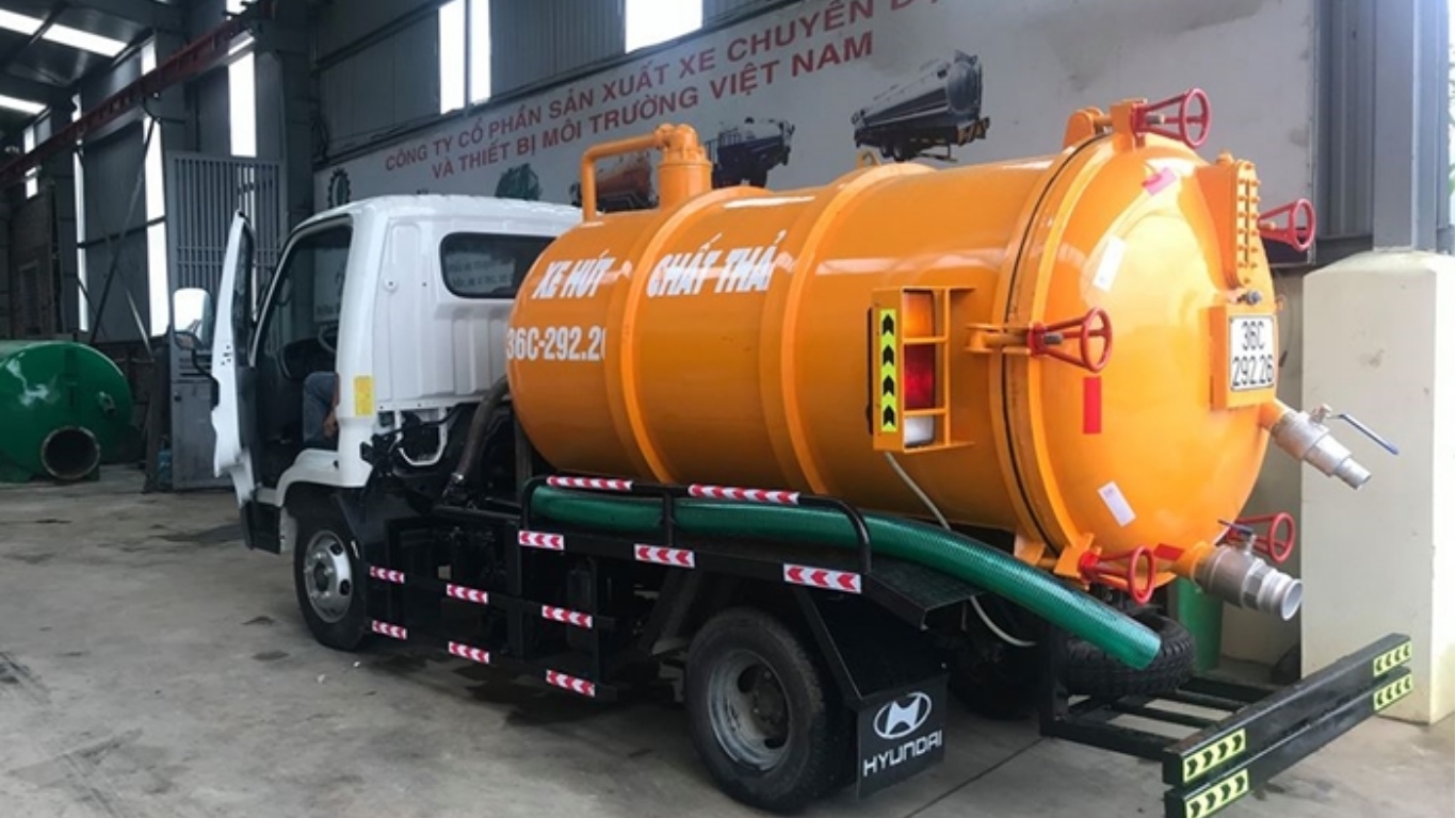 Hút hầm cầu xã Lương Hòa xử lý nghẹt nhanh trước khi trào ngược
