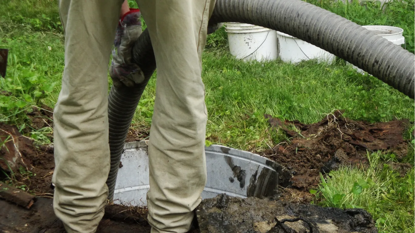 Hút Hầm Cầu Xã Tân Phú Giải Pháp Xử Lý Hầm Đầy Không Đục Phá