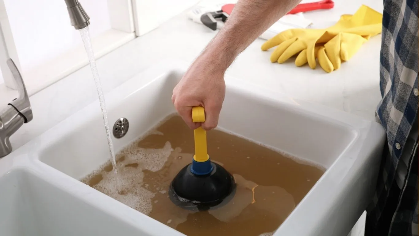 1. Vệ Sinh Rọ Lọc Và Miệng Thoát Nước