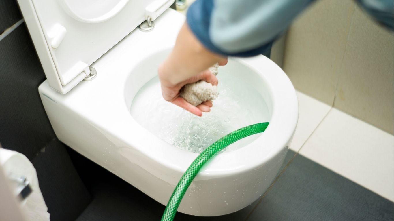 Bồn Cầu Bị Trào Ngược Là Do Đâu? Cách Xử Lý